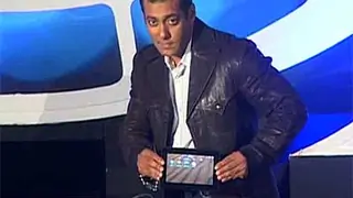 Salman Khan launches BlackBerry PlayBook Thumbnail