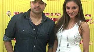 Himesh and Purbi Promote DAMADAMM On Radio Mirchi