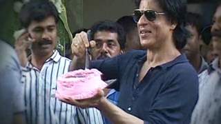 Shah Rukh Khan Celebrates his Birthday with Media Thumbnail