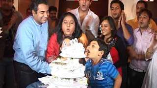 Mrs. Kaushik Ki Paanch Bahuein team celebrates completion of 100 Episodes
