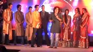 Cast of 'Housefull 2' walk the ramp in designer Akki Narula's outfits thumbnail