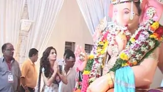 Monica Bedi visits Andheri Cha Raja Thumbnail