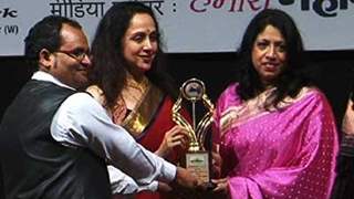 Hema Malini honours Kavita Krishnamurthy