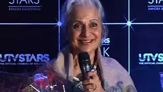 Waheeda Rehman became emotional unveiling Dev Anand's statue Thumbnail