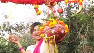 Debina breaks Dahi handi on the sets of Chidiya Ghar Thumbnail