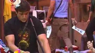 Rift between hell mates on how to print the notes Thumbnail