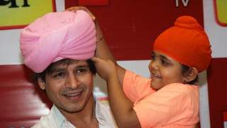 Naughty Raavi meets Vivek Oberoi Thumbnail