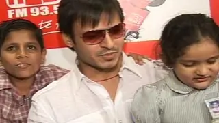 Vivek Oberoi meets fans on Red FM 93.5 Thumbnail