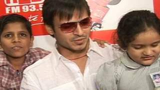 Vivek Oberoi meets fans on Red FM 93.5