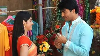 Sooraj expresses his love for Sandhya by giving her roses Thumbnail