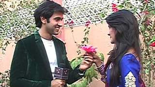 Avni goes on her knees to propose Raj Thumbnail