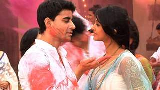 Will Saras be successful in his mission of applying colour to Kumud?