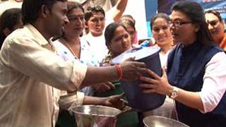 Rakhi Sawant distributes 10,000 dustbins to Mumbaiker's