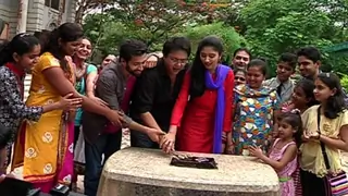 Fans Come to Wish Aditya and Ayesha Good Luck for Star Parivar Awards 2014 Thumbnail