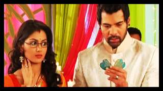 Abhi To Get A Stain By Pragya's Lipstick!! Thumbnail