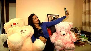 Rati Pandey Receives Birthday Gifts From Her Fans - Part 04