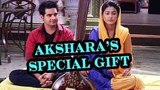 Naitik gifts a 'Taanpura' to Akshara!