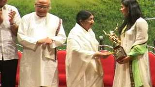 Kajol receives Dinanath Mangeshkar Puraskar Award