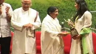 Kajol receives Dinanath Mangeshkar Puraskar Award Thumbnail