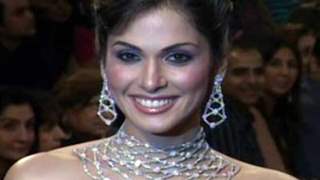 Eesha Koppikhar walks for Dwarkadas Chandumal Jewellers at IIJW 2010 thumbnail