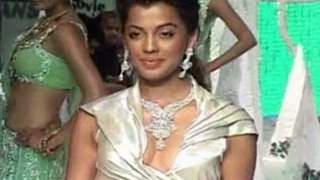 Mugdha Godse walk the ramp for IIJW 2010 finale Thumbnail