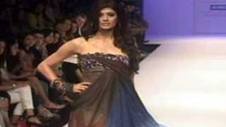 Pooja Batra Walks For Babita Malkani'S Show At Lakme Fashion Week 2010 thumbnail