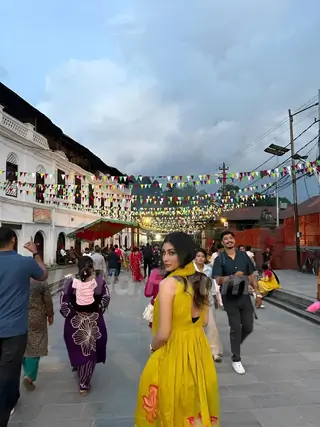 Mouni Roy visits Pashupathinath Jyotirlinga in Nepal thumbnail